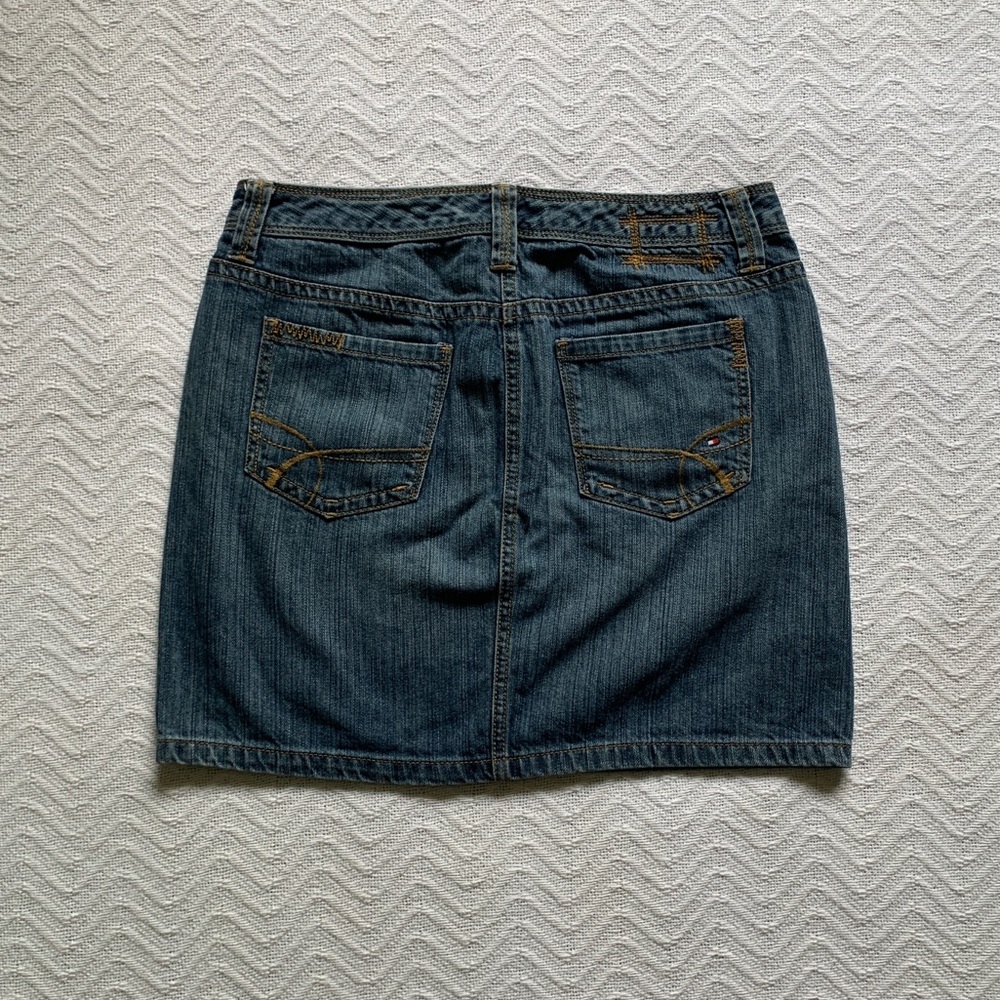 Tommy Hilfiger Blue Denim Mini Skirt Womens Size 8 Zip Fly Y2K Design Classic‎ - Picture 2 of 4